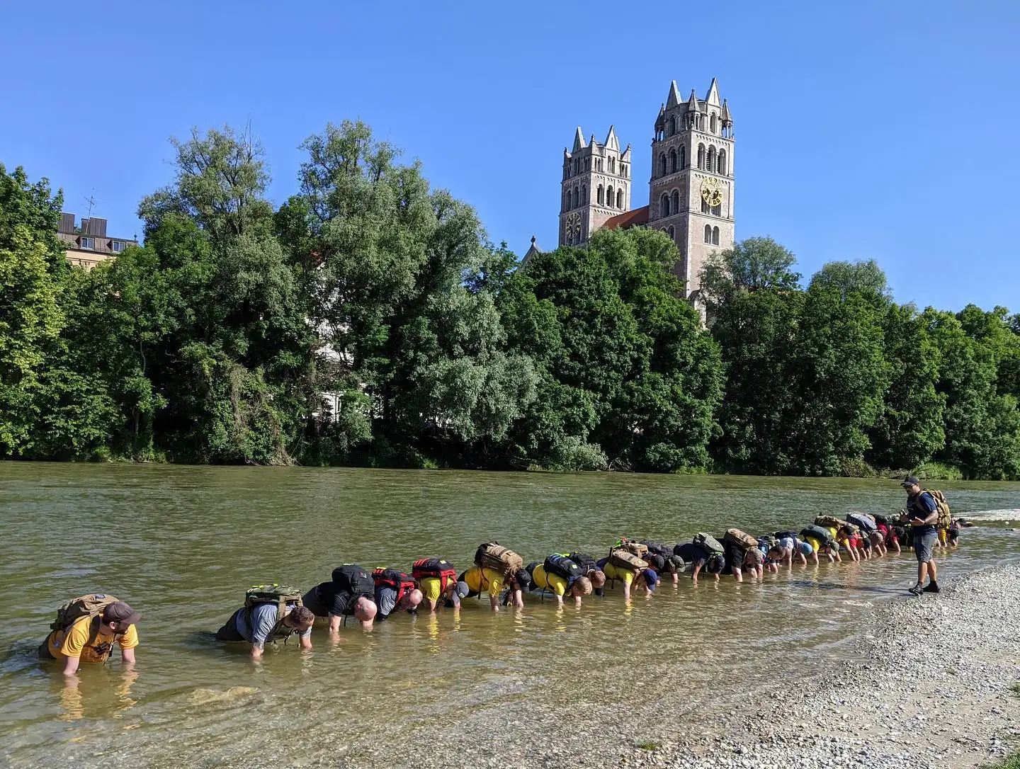 Team planking in the Isar