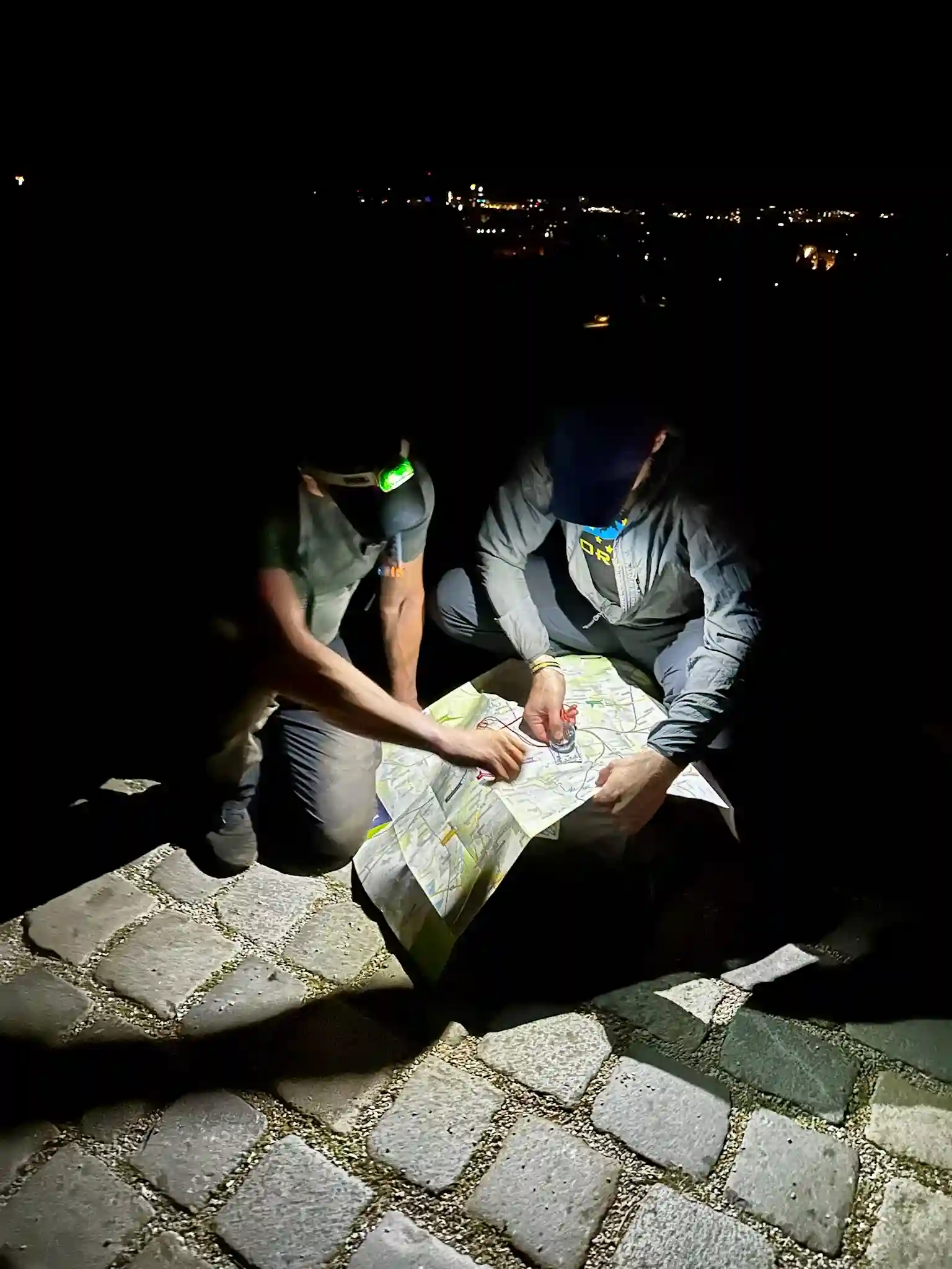 Cadre Jassy showing the team lead, Axel, the waypoint on the map.